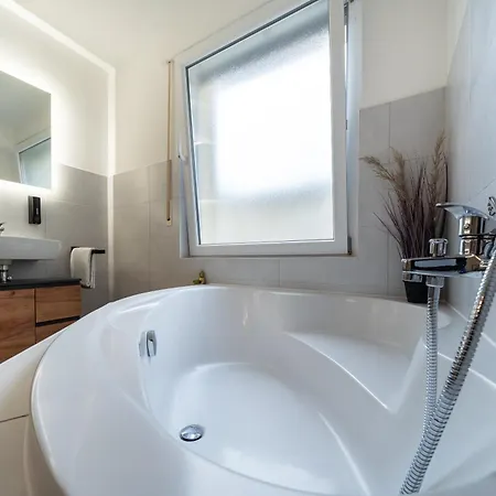 Apartment Stylische Grosse 5-zimmerwohnung-wlan-free Parking- Beckum