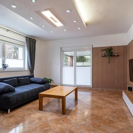 Stylische Grosse 5-zimmerwohnung-wlan-free Parking- Apartman Beckum