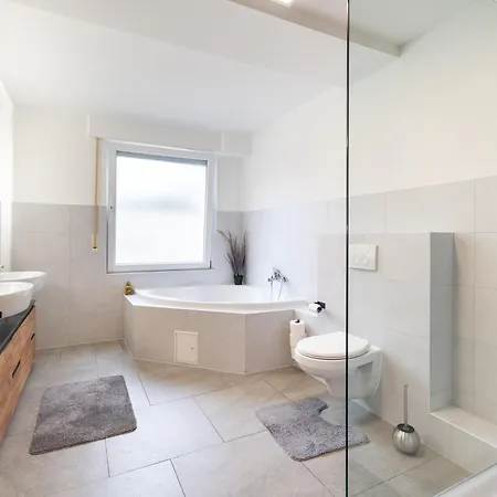 Stylische Grosse 5-zimmerwohnung-wlan-free Parking- Apartman