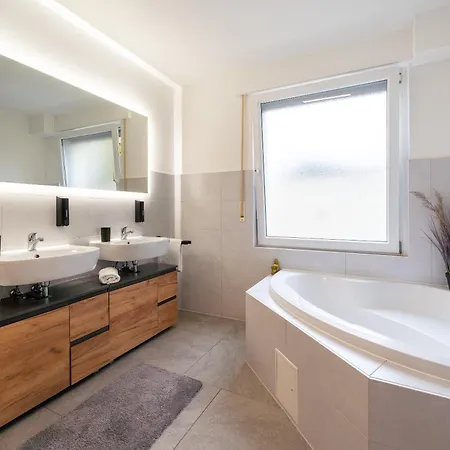 Stylische Grosse 5-zimmerwohnung-wlan-free Parking- Apartman Beckum