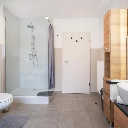 Stylische Grosse 5-zimmerwohnung-wlan-free Parking- Apartman